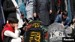 親屬為2021年5月8日喀布爾女校外爆炸事件遇害者默哀（路透社2021年5月9日）