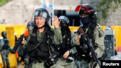 香港防暴警察2019年10月13日在大埔區街道上巡邏。