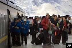 在拉萨火车站，游客走出列车（2007年7月）