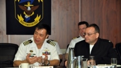 时任菲律宾海军上校的巴科多Giovanni Bacordo（左）2014年3月19日访问美国一艘军舰（菲律宾海军照片）