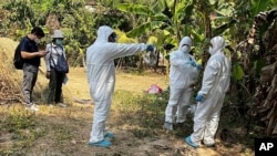 資料照片：柬埔寨衛生部公佈的照片顯示，柬埔寨衛生專家在東部的波羅勉省的一處村莊噴灑消毒液。 (2023年2月24日)