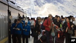 中国游客抵达西藏拉萨后涌出车站