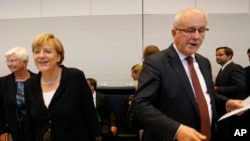 議會投票前，德國總理默克爾(左)與所在政黨基督教民主黨秘書長考德一起準備開會