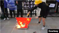 多名香港人2020年10月1日在中國駐英國大使館前示威（取自推特）