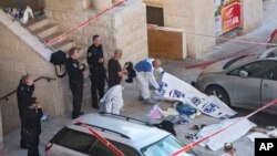 警方法醫官現場檢視被擊斃的巴勒斯坦人