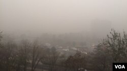 2015年12月1日11時許，北京朝陽門至建國門路段天色晦暗。 （美國之音葉兵拍攝）