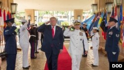 川普2017年11月3日會見哈里斯上將（美國國防部）