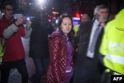 CTV向法新社提供的电视图像显示，华为技术公司首席财务官孟晚舟2018年12月11日在温哥华的不列颠哥伦比亚省高等法院举行的保释听证会后离开。