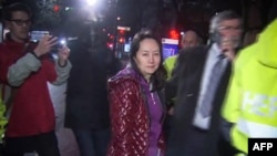 CTV向法新社提供的電視圖像顯示，華為技術公司首席財務官孟晚舟2018年12月11日在溫哥華的不列顛哥倫比亞省高等法院舉行的保釋聽證會後離開。