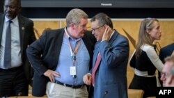 世衛組織總幹事譚德塞(右)與世衛組織緊急項目負責人瑞安。