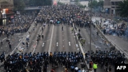 在香港警察施放催淚瓦斯後，抗議者在政府總部外與警方對峙。(2019年6月12日)