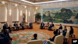 2018年6月14日，在北京人民大會堂，美國國務卿蓬佩奧和美國大使布蘭斯塔德會見中國國家主席習近平、國務委員楊潔篪和外長王毅。