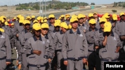 資料照：中國和埃塞俄比亞的建築工人在亞的斯亞貝巴附近參加一條高速公路的開工儀式。（2014年5月5日）