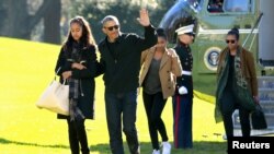 美国总统奥巴马在白宫南草坪上挥手致意，身旁是他的家人（2016年1月3日）