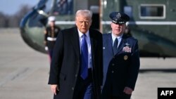 Президент Дональд Трамп беседует с журналистами на военно-воздушной базе Эндрюс. Февраль 2025 г. 