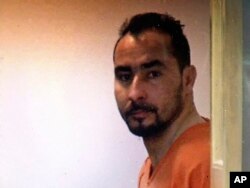 涉嫌酒后开车撞死美式橄榄球职业球员埃德温·杰克逊和他的优步司机的危地马拉人曼努埃尔·奥勒戈-萨瓦拉离开法庭听证。（2018年2月6日）