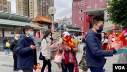 香港即將在2月10日實施最嚴厲防疫，不少市民2月9日趕在黃大仙廟關閉前夕入場參拜。(美國之音 湯惠芸拍攝)