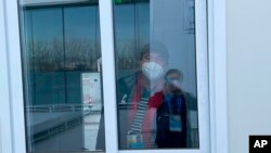 美聯社記者約翰.萊切斯特（John Leicester ）在被檢測出新冠病毒感染陽性後被隔離。（2022年2月5日）