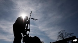 在烏克蘭東部，烏克蘭軍人在軍車上（2015年）