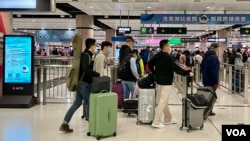 香港特首李家超宣佈香港與中國大陸2月6日起全面通關，開放所有口岸毋須網上預約、不設人數限制，過去7日沒外遊紀錄免核酸檢測陰性證明要求。(美國之音湯惠芸)