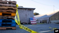 ແຖບຢາງຕຳຫຼວດໝາຍຈຸດເກີດເຫດຂອງການຍິງກັນຢູ່ນອກທາງຫຼວງ ຄາບຣິລໂລ, 24 ມັງກອນ 2023, ຫຼັງຈາກມືປືນໄດ້ສັງຫານຫຼາຍຄົນຢູ່ເຂດທຸລະກິດກະສິກຳໃນເມືອງ ຮາຟ ມູນ ເບ, ລັດຄາລິຟໍເນຍ.