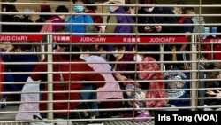 西九龍裁判法院公眾人士輪候法庭旁聽席籌號的排隊區，擠滿疑似”排隊黨”。(美國之音湯惠芸)