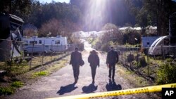 中情局特工走向加州半月灣一個農場的槍案現場。（2023年1月24日）