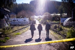 中情局特工走向加州半月灣槍擊案兇嫌趙春利工作的農場。（2023年1月24日）