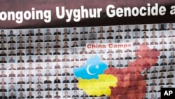 2022年10月1日是中國共產黨在中國建立政權的第73個紀念日。而一些屬於“東土耳其斯坦覺醒運動”的人士則在美國總統府白宮外面舉著標語，集會抗議中共的統治。