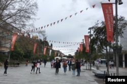 资料照：澳大利亚悉尼大学的学生迎来开学日。（2018年8月25日）