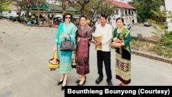 ເຈົ້າຂອງກິດຈະການ ຮ້ານລາບ ເຮັງ ເຮັງ, ທ່ານນາງບຸນທ່ຽງ ບຸນຍົງ ຜູ້ທີສອງ ແຕ່ຊ້າຍ ຫາ ຂວາ ພ້ອມດ້ວຍສາມີ ທີ່ຢືນຢູ່ທາງຂ້າງ.