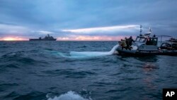 美國海軍提供的圖像顯示隸屬第2拆彈大隊的水兵在南卡羅萊納州美特爾海灘附近海域打撈被擊落的中國氣球殘骸。(2023年2月5日)