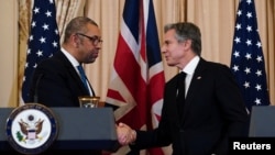 美国国务卿布林肯与英国外交大臣詹姆斯·克莱弗利(James Cleverly，左) 2023年1月17日在华盛顿共同见记者。（路透社）