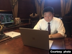 美國棋隆基金管理公司CEO代雪峰在美國家中（照片由代雪峰提供）