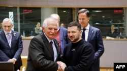 2023年2月9日，在布魯塞爾舉行的歐盟峰會上，烏克蘭總統澤連斯基（中）與歐盟外交與安全政策高級代表博雷利握手。