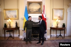 英国首相苏纳克在伦敦唐宁街10号会晤到访的乌克兰总统泽连斯基。（2023年2月8日）