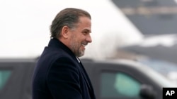 亨特·拜登在紐約州陪同父親拜登總統登上“空軍一號”專機。（2023年2月4日）