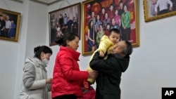 準備離開北京一家照相館的一家人（2023年1月17日）