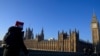 资料照片：一名女子走向英国议会大厦。（2022年12月16日）