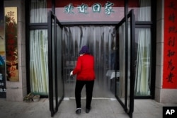 北京西南的定興縣一個慈善組織設立的一個食堂免費供給老年人午餐。 （2021年5月13日）