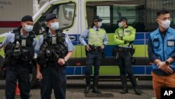 香港西九龍法庭將根據香港國安法審理民主派活動人士，港警在法庭外站崗。 （2023年2月6日）