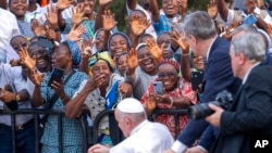 教宗方济各在金沙萨圣母大教堂问候信众。(2023年2月2日)