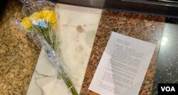 社民连示威后将代表和平及反战的黄玫瑰，放在俄罗斯驻港领事馆所在地的新鸿基中心入口，连同反战声明，悼念在战争中丧生的乌克兰民众 (美国之音/汤惠芸)