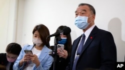 台灣國防部長邱國正（右一）在台北舉行的記者會上講話。（2022年3月10日）