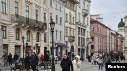 烏克蘭民眾在利沃夫市區街頭行走（2022年2月15日）
