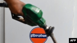 2022年3月15日，新德里一家印度加油站，一名員工正準備為一名顧客加油。
