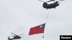 台灣軍機在慶祝雙十節時懸掛台灣旗幟飛越台北上空。（2020年10月10日）