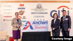 美國在台協會台北辦事處處長孫曉雅(Sandra Oudkirk，左)2022年3月31日出席台灣美國商會活動。（照片來自台灣總統蔡英文推特賬號）