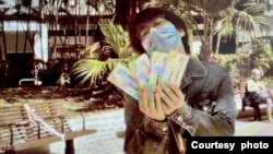 香港創作歌手晴天林在疫情下改編多首耳熟能詳的廣東流行曲，填上二次創作的歌詞諷刺時弊，唱出疫境中香港人的心聲。(晴天林社交網站照片)