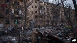 遭到俄羅斯軍隊轟炸的烏克蘭首都基輔居民區。（資料照，2022年3月18日）
